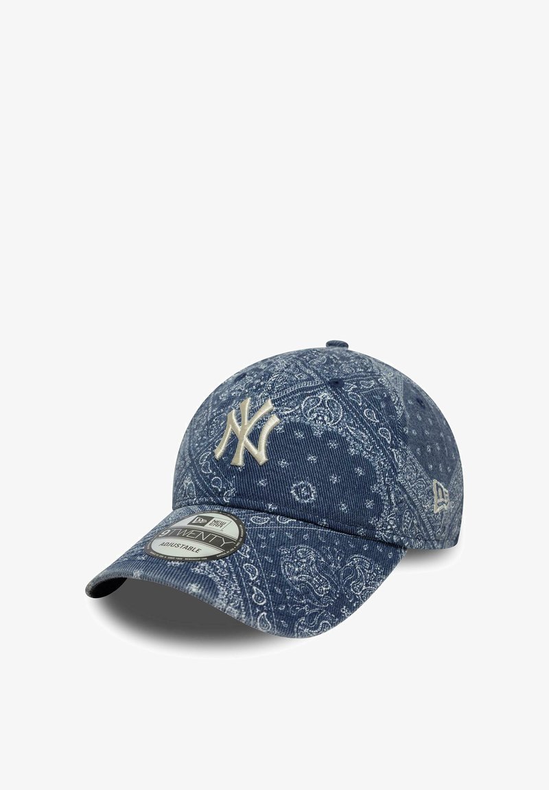 Casquette de baseball bleue réglable avec un motif cachemire blanc et un logo "NY" brodé en blanc sur le devant.