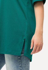 Ulla Popken PLUS SIZE SHORT SLEEVE TEE  - Basic T-shirt - classic emerald