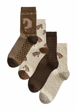 Sæt med fire midt-på-leggen sokker i brune og beige nuancer med hestehovedmønstre, striber og polkaprikker, arrangeret overlappende på en hvid baggrund.