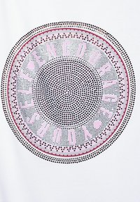 Tessuto bianco con un design circolare composto da vari strass colorati. Il testo recita "AUTOINCORAGGIATI" in lettere grasse.