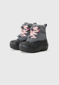 Bottes d'hiver grises avec des lacets roses et une doublure douce, dotées d'une semelle noire robuste pour une meilleure adhérence et stabilité, reposant sur un fond blanc.