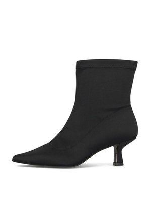 Botín negro hasta el tobillo con puntera puntiaguda y tacón bajo de tipo kitten, parte superior de tela suave, costura lateral y ajuste flexible alrededor del tobillo.