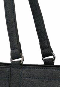 Borsa a mano in pelle blu scuro con superficie texturizzata, dotata di dettagli cuciti e di accessori metallici che collegano le cinghie.