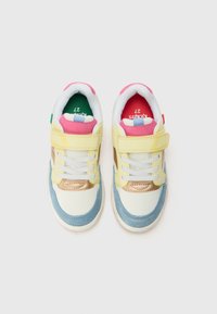 Baskets multicolores en cuir et en suède. Présentent des accents jaunes, roses, verts et bleus ; une sangle Velcro ; bout rond ; semelle blanche.