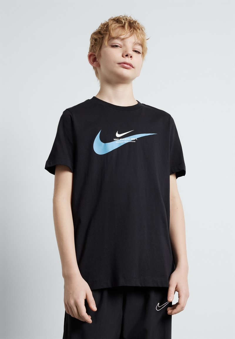 T-shirt en coton noir avec un col rond, présentant un design de logo Nike blanc et bleu clair sur le devant. Manches courtes, coupe décontractée.