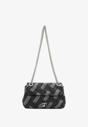 Geweven zwarte stoffen handtas met een zilveren kettingriem, met een omklapbare flap en een reliëflogo aan de voorkant. Gelaagd oppervlakdetail.