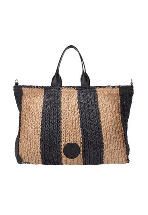 Grande borsa tote intrecciata con ampie strisce verticali alternate di paglia nera e naturale e toppa rotonda con logo nero al centro in basso.