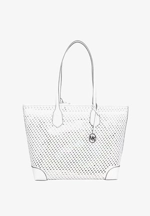 Sac fourre-tout blanc avec une texture à motifs losange, longues anses et un pendentif métallique rond suspendu à une anse.