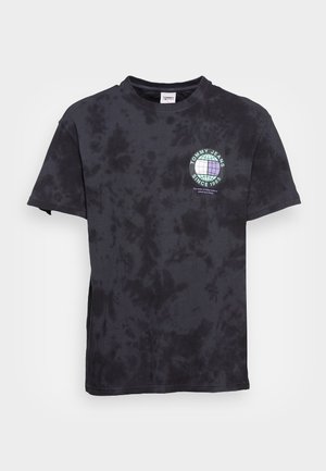 Czarny T-shirt tie-dye z krótkim rękawem i okrągłym dekoltem, z małą pastelową grafiką globu i napisem "Tommy Jeans Since 1985." na przodzie.