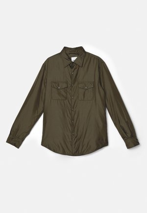 Olivi vihreä pitkähihaisiin nappipaitaan, joka on valmistettu sileästä kankaasta ja jossa on kaksi rintataskua sekä kärkitasku.