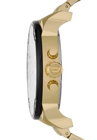 Reloj dorado con bisel negro, tres botones y una corona texturizada. La correa de metal presenta acabados alternos brillantes y mate.