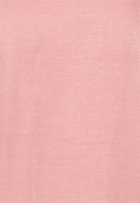 Tessuto di lino rosa con una texture morbida e una finitura liscia e leggermente lucida, che presenta variazioni sottili di colore.