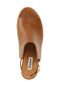 Bruin leren open teen schoen met een slingback ontwerp, voorzien van een gladde afwerking en een gouden gespaccent op de hielband.