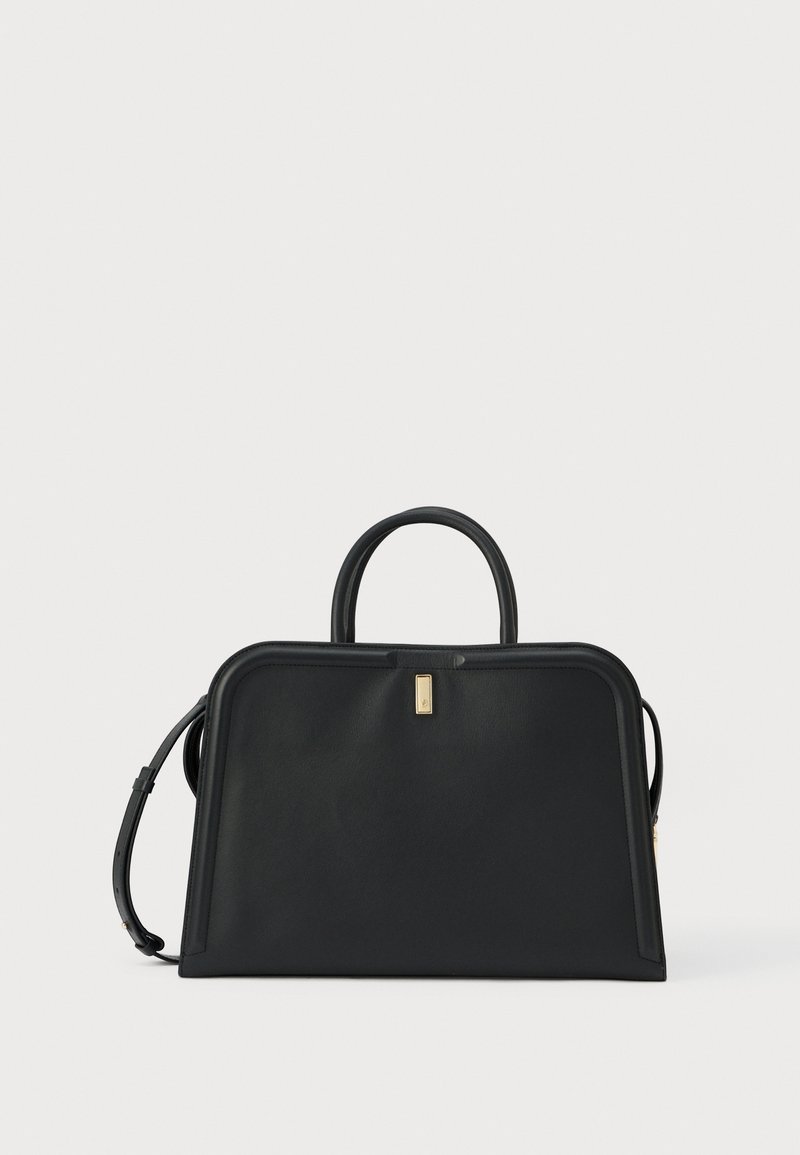 Μαύρη δομημένη τσάντα χειρός με επάνω λαβές, ορθογώνιο χρυσό κούμπωμα και ρυθμιζόμενο ιμάντα ώμου σε απλό λευκό φόντο.