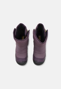 Bottes d'hiver violettes avec un extérieur lisse, une tige texturée et des semelles en caoutchouc noires. Dotées d'une doublure douce et d'ouvertures angulaires en haut.
