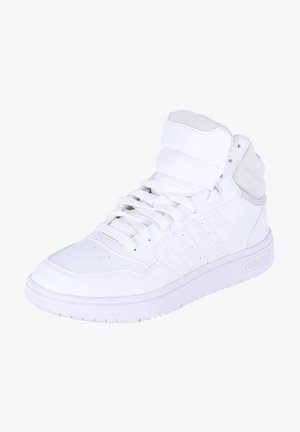 Sneaker alte bianche con tomaia in pelle liscia, colletto imbottito, dettagli in rete e tre strisce verticali sui lati. Suola in gomma.