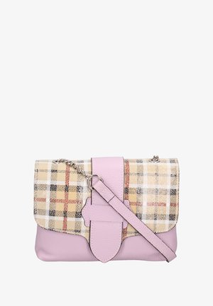 Sac à main en cuir rose avec un rabat à motif à carreaux. Il dispose d'une chaîne et d'un fermoir avec un accent décoratif.
