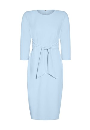 Robe bleu clair avec des manches trois-quarts, un col rond et une ceinture nouée mettant en valeur la taille. Tissu lisse et coupe ajustée.