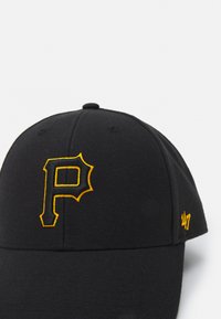 Boné de beisebol preto com um logótipo em bordado dourado em forma de "P" e costura contrastante. Apresenta uma coroa arredondada e uma visera sólida, feito de tecido.
