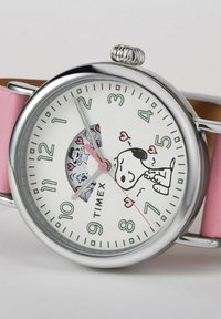 Ceas Timex cu carcasă din oțel inoxidabil argintie, cadran alb, curea din piele roz și design animat de câine cu accente în formă de inimă.