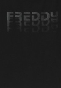 Camicia nera in cotone con grande scritta riflettente "FREDDY", che crea un delicato effetto ombra. Texture liscia, design minimalista.