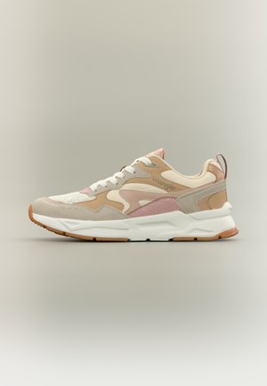 Nízke tenisky s panelmi v béžovej, ružovej a hnedej farbe, bielymi šnúrkami, polstrovanou podrážkou a značkou "Wrangler" na boku.