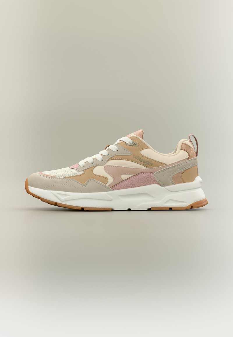 Χαμηλό αθλητικό παπούτσι με μπεζ, ροζ και καφέ πάνελ, λευκά κορδόνια, μαξιλαρωμένη σόλα και το λογότυπο «Wrangler» στο πλάι.