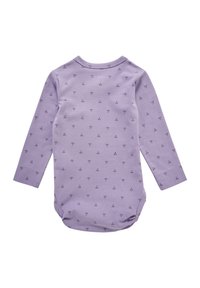 Langemouwige baby romper in lavendel met kleine, donkerpaarse bloemenpatronen. Heeft een ronde halslijn en drukknoopsluitingen aan de onderkant.