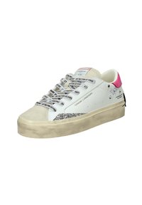 Sneaker bianche in pelle con punta in camoscio, accento glitter e dettaglio rosa sul tallone. Presentano lacci piatti e suola in gomma.