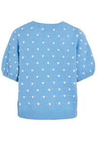 Suéter azul claro con mangas abullonadas cortas, que presenta una textura suave y un patrón de lunares blancos en toda su superficie. Con ribete en el dobladillo y el cuello.