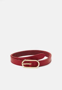 Ceinture en cuir rouge avec une texture lisse et une boucle ovale en or. Présente un design simple et plusieurs trous d'ajustement.