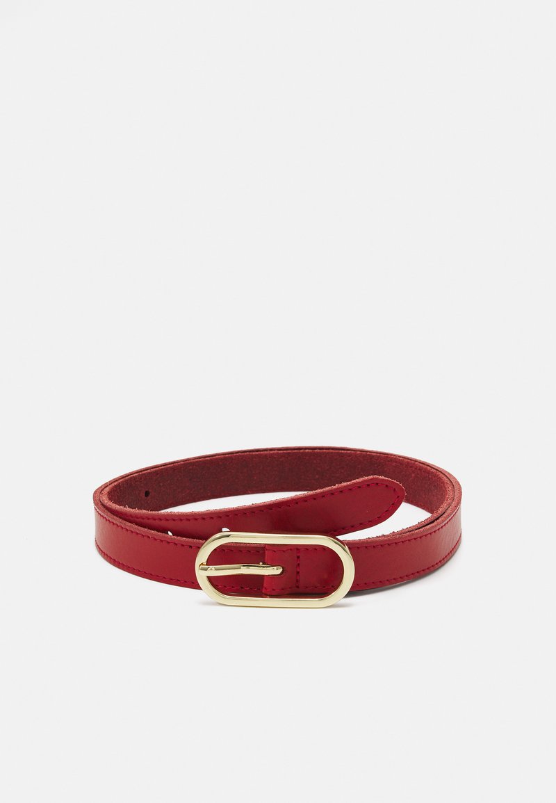 Ceinture en cuir rouge avec une texture lisse et une boucle ovale en or. Présente un design simple et plusieurs trous d'ajustement.