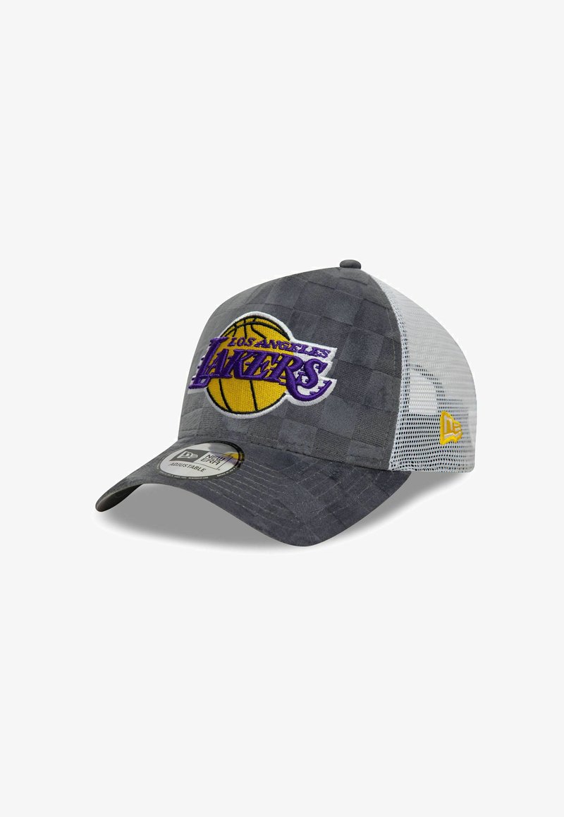 Casquette de baseball en maille grise et blanche avec logo brodé des "Los Angeles Lakers" et design de basketball ; fermeture ajustable à pression.