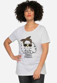 Hvid bomulds T-shirt med en linjetegnet hund med krøllet pels, der bærer solbriller og et mønstret pandebånd, med vandrette striber på kroppen.