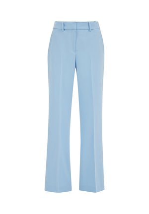 Pantalon sur mesure bleu clair avec passants pour ceinture et coupe droite, présenté sur un fond blanc uni.