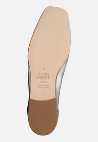 Leder-Schuhsohle mit einem beigen Finish, die silberne Akzente an den Seiten aufweist. Geprägte Markendetails umfassen "Henry Stevens" und "Vero Cuoio."