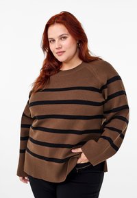 Maglione marrone con strisce orizzontali nere, scollo a costine e maniche lunghe ampie. Presenta una fessura laterale e un materiale a maglia texturizzato.