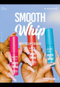 Trois tubes de crème à lèvres mate : rose vif, rouge et teal. Texture lisse et design épuré avec des étiquettes transparentes présentant le nom du produit.