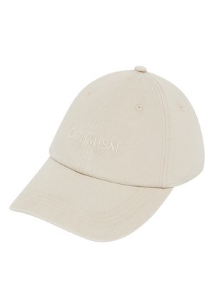 Beige Baseballkappe mit dem vorne stickereierten Wort "OPTIMISM", mit genähten Belüftungslöchern und gebogenem Schirm.