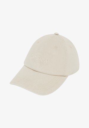 Beige baseballkasket med broderet ordet "OPTIMISM" foran, med syede ventilationshuller og buet skygge.
