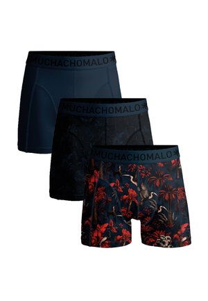 Tres bóxers para hombre en azul marino: uno liso, uno con un patrón floral oscuro y otro con un estampado de aves tropicales rojas y plantas en azul marino, todos con cinturilla negra.