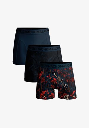 Tre boksershorts til mænd i marineblå: en ensfarvet, en med mørkt blomsterprint, en med marineblåt og rødt tropisk fugle- og planteprint, alle med sort taljebånd.