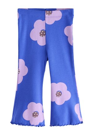 Blauwe ribgebreide kinderbroek met wijde pijpen en grote roze bloemen met bruine polkadotcentra overal bedrukt.