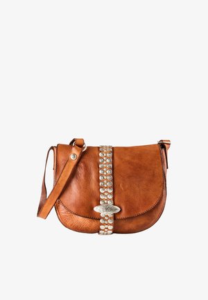 Bruine leren schoudertas met een gebogen klep, zilverkleurige metalen accenten en een geperst patroon op de sluiting. Heeft een gestructureerde afwerking.