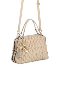 Borsa a tracolla beige trapuntata con hardware dorato, doppi manici superiori e una tracolla rimovibile. Presenta charm decorativi e una finitura testurizzata.