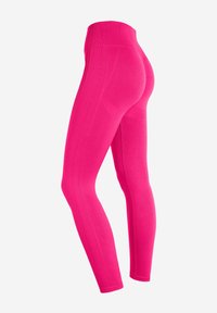 Leggings rosa realizzati in materiale elasticizzato, con vita alta e dettagli delle cuciture. Presentano un design aderente e sinuoso e una texture liscia.