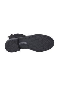 Schwarze Wildleder-Stiefelette mit einer strukturierten Gummisohle. Verfügt über einen flachen Absatz und sichtbares Branding auf der Sohle. Kühner Profil für besseren Halt.