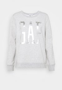 Sweat-shirt gris en mélange de coton, avec un col rond et des manches longues. Le devant arbore un grand logo "GAP" argenté et brillant.