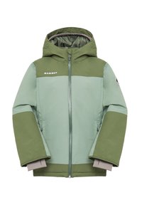 Groene en lichtgroene Mammut winterjas met capuchon, voorrits, lange mouwen en binnenmanchetten, geïsoleerd op een witte achtergrond.