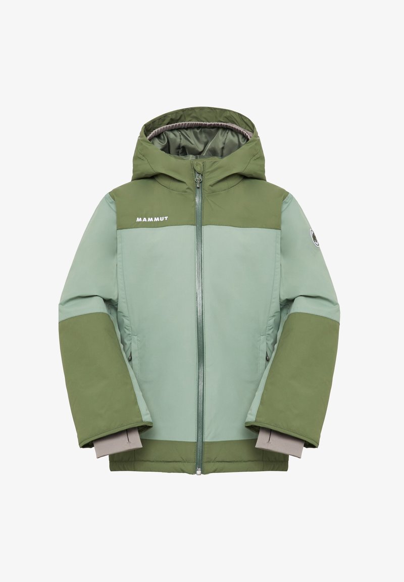 Groene en lichtgroene Mammut winterjas met capuchon, voorrits, lange mouwen en binnenmanchetten, geïsoleerd op een witte achtergrond.
